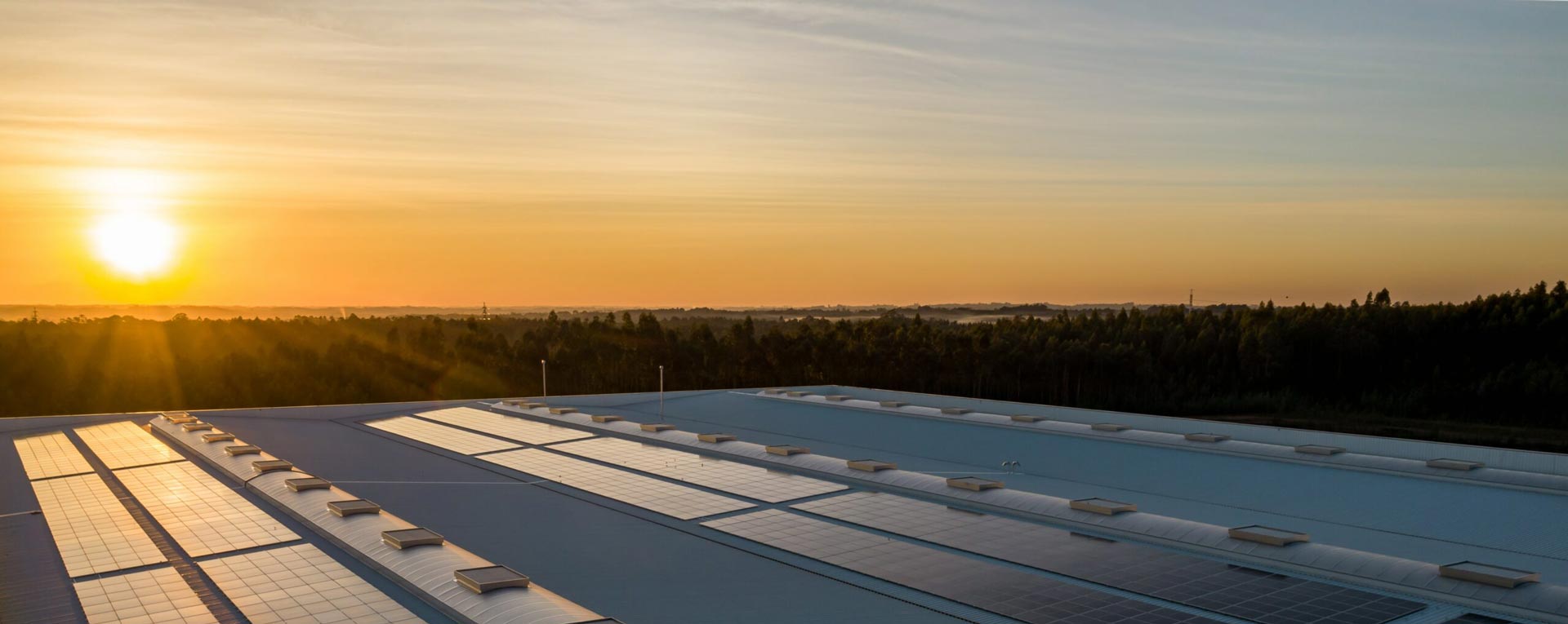 coucher de soleil bâtiment avec panneaux solaires
